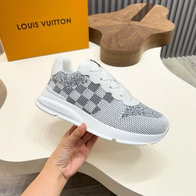 💰 640LV latest sports shoes! Select high-quality Monogram fly-knit fabric and have a square logo on the upper, highlighting the fashion of the 2025 men's series. The high-end and elegant upper made of absorbent film material collides with the dynamic ultra-light sole for texture, and the Louis Vuitton logo embellishes the back and outsole of the shoe.    SIZE 39-44 (38, 45 customized)